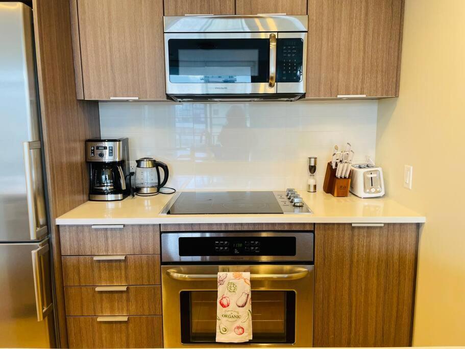 Lovely Downtown 2 Bedroom Condo With Free Parking 빅토리아 외부 사진